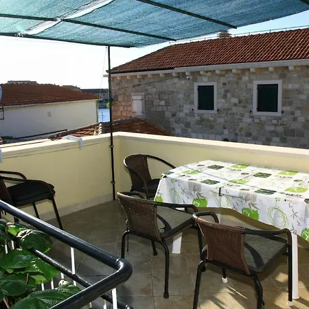 Apartment Perica Postira